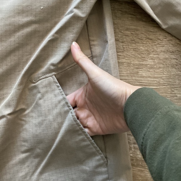 Men’s size medium off the grid button-down with conceal pocket - Picture 7 of 8